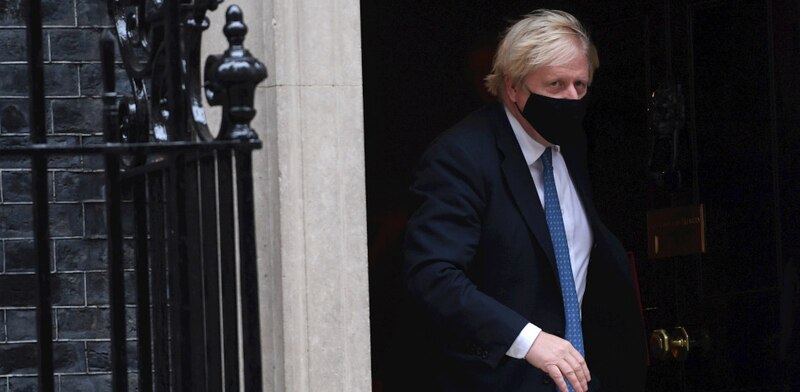 Boris Johnson, el primer ministro británico, sale de Downing Street con una mascarilla.