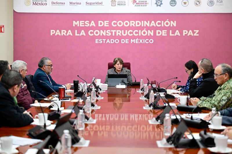 Miembros de la Mesa de Coordinación para la Construcción de la Paz en reunión para fortalecer la seguridad en el Estado de México