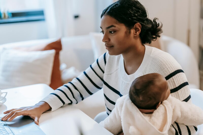 Madre trabajadora con su bebé