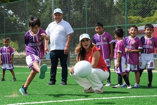 Mara Lezama convive con niños y jóvenes y supervisa la nueva cancha del Mundial Social en José María Morelos