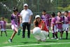 Mara Lezama convive con niños y jóvenes y supervisa la nueva cancha del Mundial Social en José María Morelos