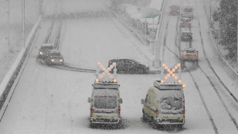 Nevando en la carretera