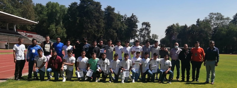 Entrega de reconocimientos a los ganadores del concurso de matemáticas.