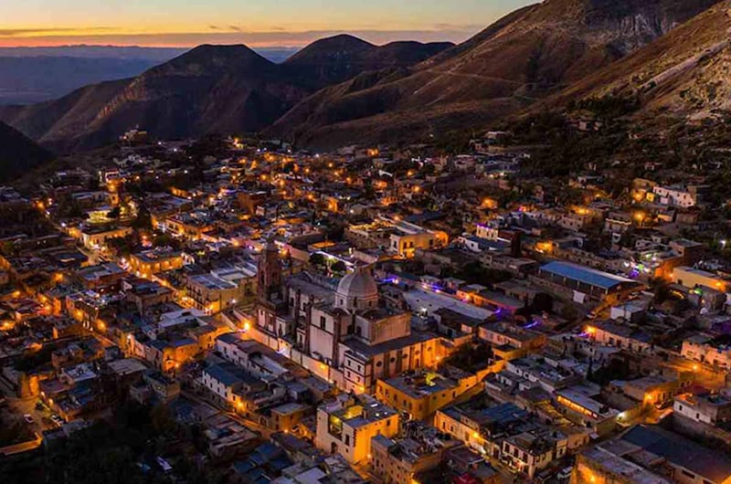 Escena nocturna de la ciudad de Real de Catorce