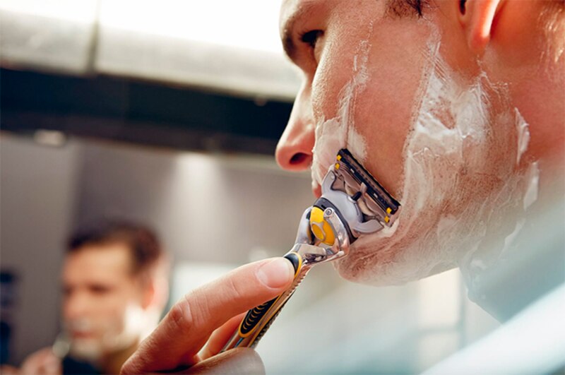 Hombre afeitándose con espuma de afeitar